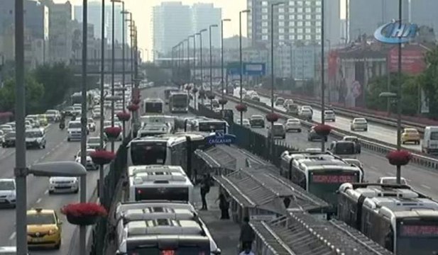 Zincirlikuyu istikametine giden bir metrobüs arızalandı
