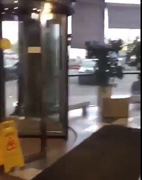 Quand la tempête fait tourner les portes du magasin super vite... Dingue