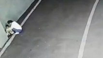 Une femme abandonne son enfant dans un parking.
