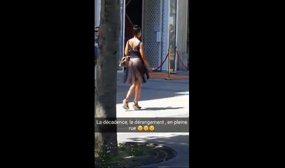 Elle porte une jupe transparente en pleine ville.