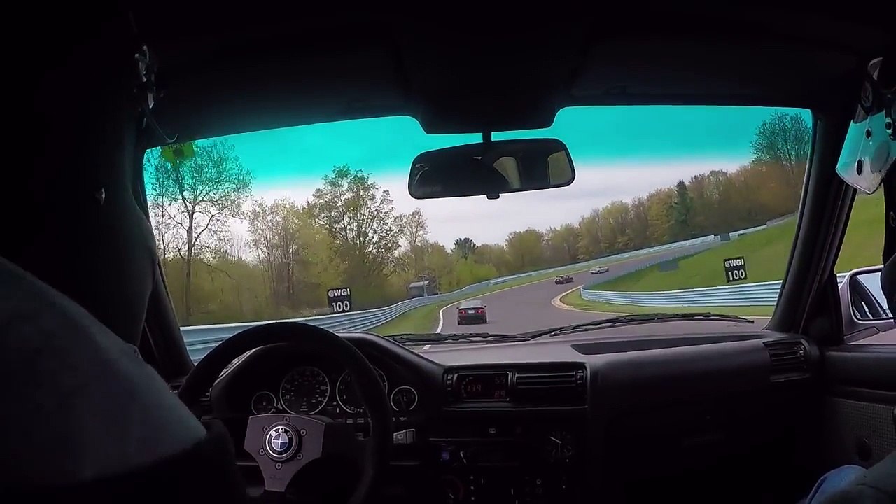 Sur circuit avec sa BMW E30, les freins lâchent juste avant un virage.