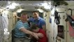 Thomas Pesquet et le Russe Oleg Novitski embrassent l'Américaine Peggy Whitson avant de quitter l'ISS
