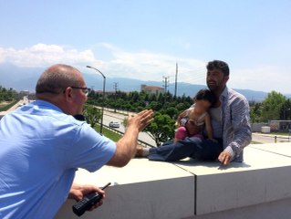 Küçük Kızıyla Birlikte İntihara Kalkıştı, Kızı Kucağında Uyuyakaldı!