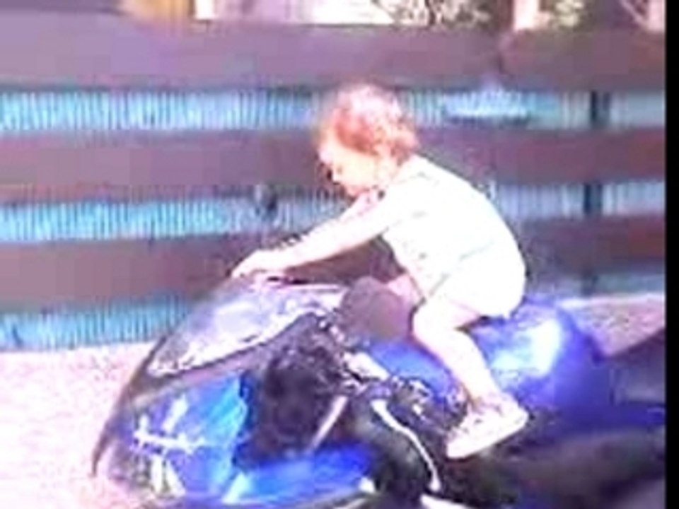 enzo sur la moto a papa