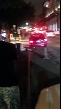 Hors de contrôle il se fait tirer dans les fesses par un garde de sécurité !