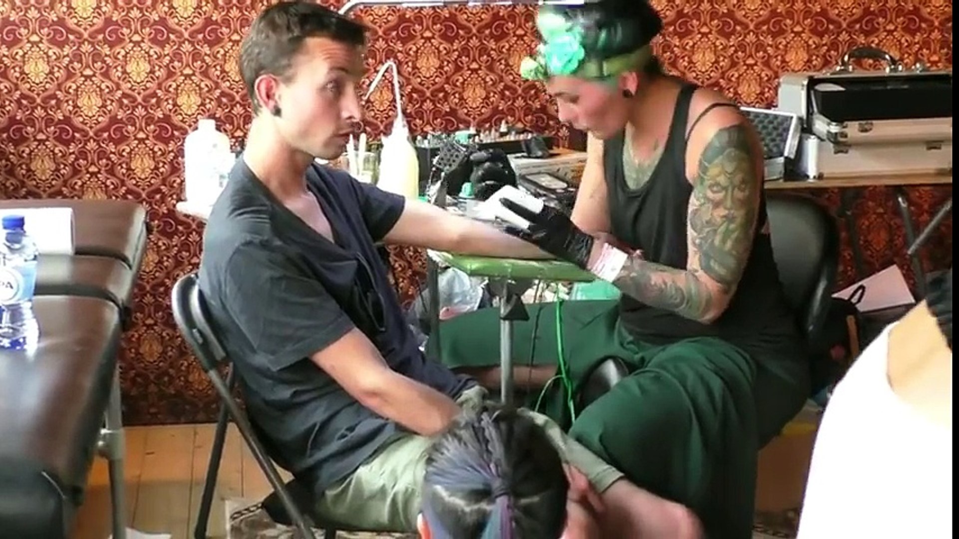 Insane! These people got a tattoo done at Tomorrowland - Video Dailymotion