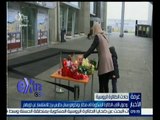 #غرفة_الأخبار | أقارب ضحايا الطائرة الروسية يضعون أكاليل الزهور والشموع أمام مطار بطرسبرج