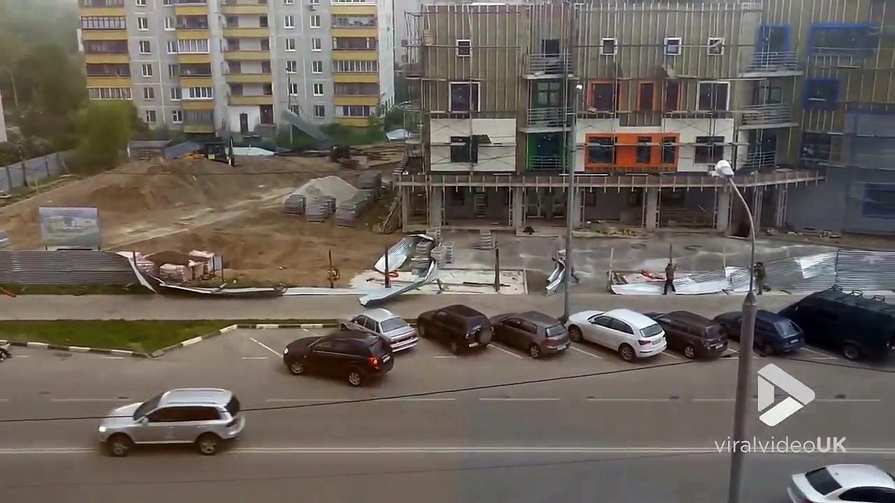 Un ouragan arrache un chantier en Russie...