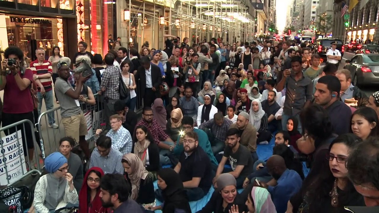 New York: 200 personnes célèbrent l'Iftar devant la Trump Tower
