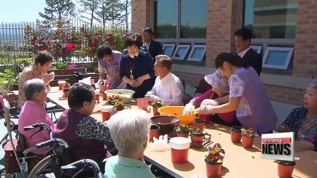 President Moon visits local nursing home, pledges national level dementia treatment support