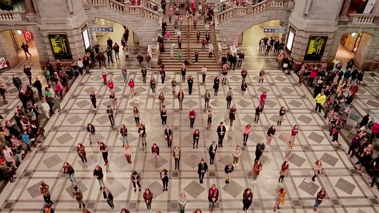 250 personnes dansent sur les musiques de Grease dans la gare d'Antwerp