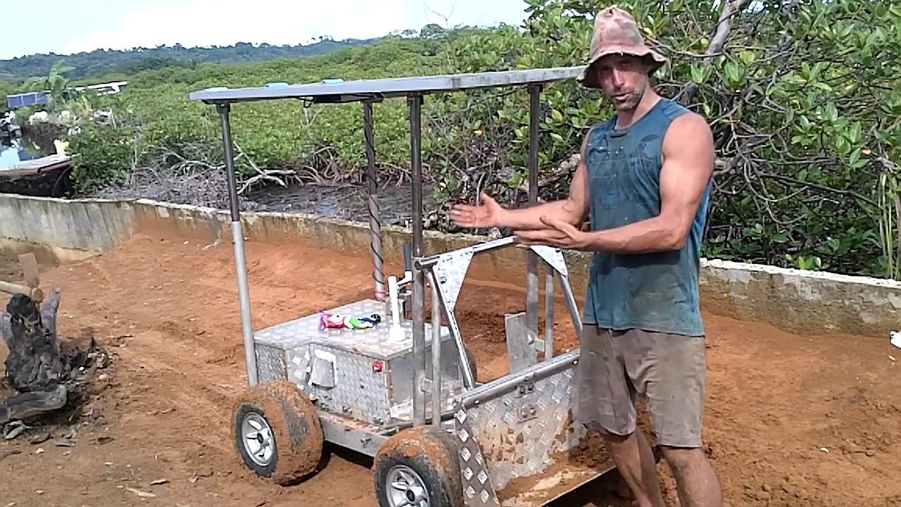 Il construit un mini-bulldozer solaire ! TESLA du chantier LOL