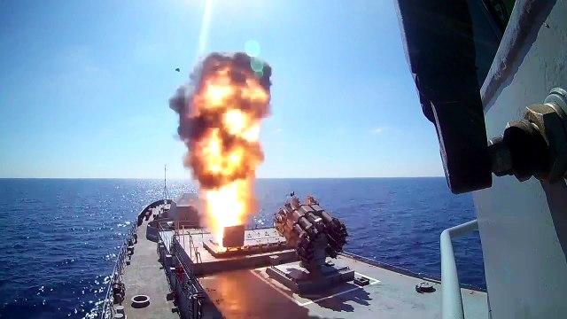 Missili russi distruggono basi Isis in Siria