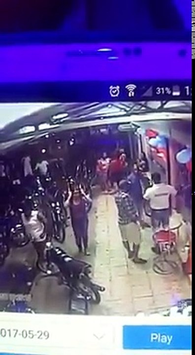 Impactante! Hombre le quita la  vida a otro a sangre fria.