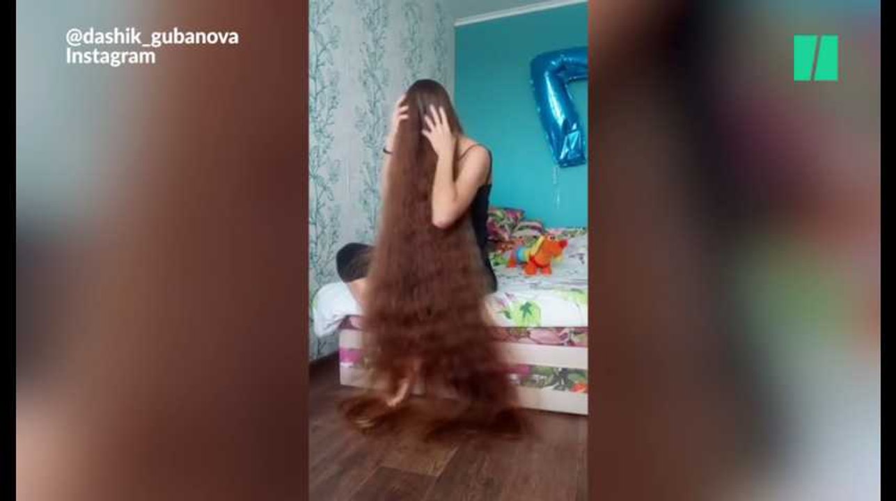 Les cheveux (très) longs de cette Russe sont incroyables (et un peu flippants)