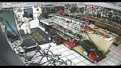 Tên trộm bị mắc kẹt trong lúc chạy trốn