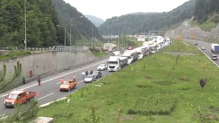 Bolu Dağı Tüneli'nde Kalan Tır Ulaşımı Aksattı