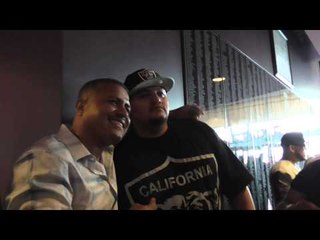 fans mob robert garcia at the fights - EsNews Boxing