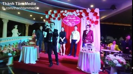 Đi đám cưới gặp ông MC thế này chắc không ngậm được mồm mất