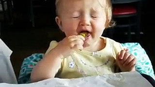 Un bébé goûte du citron vert