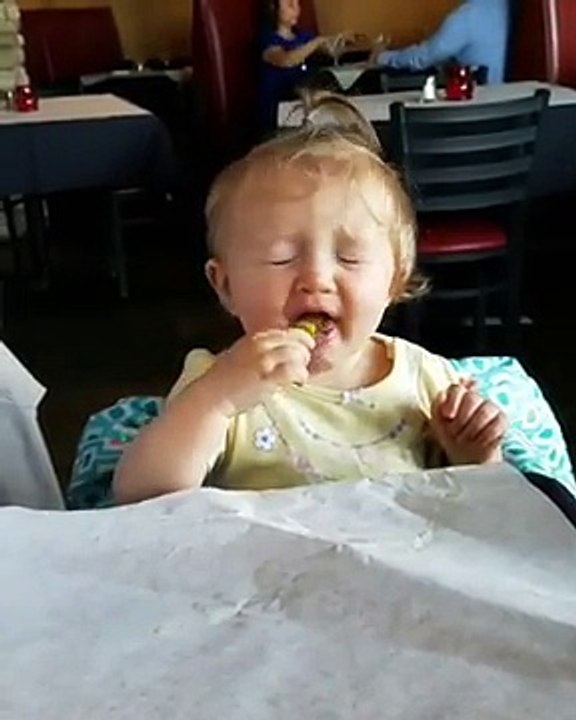 Un bébé goûte du citron vert