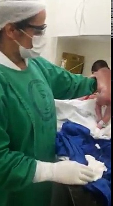 Ce bébé vient de naître mais marche déjà