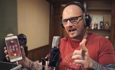 Il passe une commande de pizza avec un rap extraordinaire