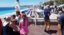 Volledig verlaten strand in Nice, vlak bij de aanslagen, enkel veel media aanwezig