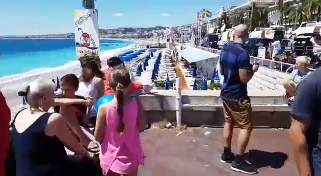 Volledig verlaten strand in Nice, vlak bij de aanslagen, enkel veel media aanwezig