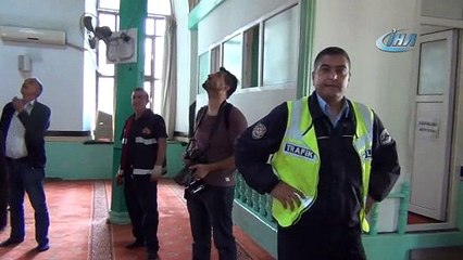 Camiye giren yavru kargaları itfaiye ekipleri çıkardı