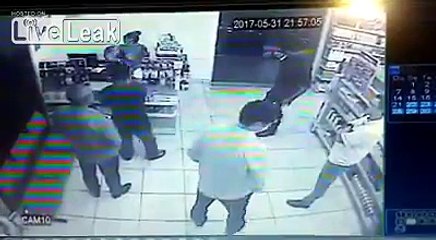 Un voleur maladroit se fait tuer par les clients de l'épicerie