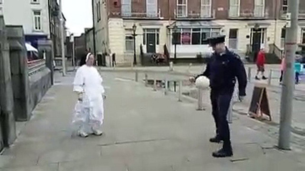 Un policier et une nonne jouent au foot dans la rue... Pourquoi pas!
