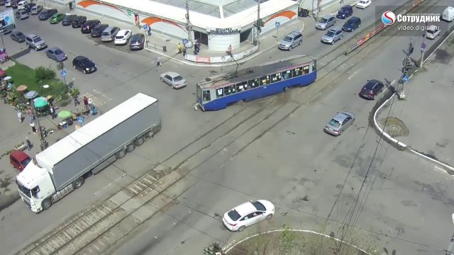 Ce tramway va dérailler sans aucune raison... Curieux
