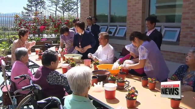 President Moon visits local nursing home, pledges national level dementia treatment support