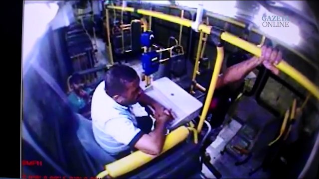 Homem assalta ônibus com um facão