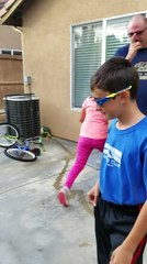 Un enfant daltonien teste des lunettes EnChroma