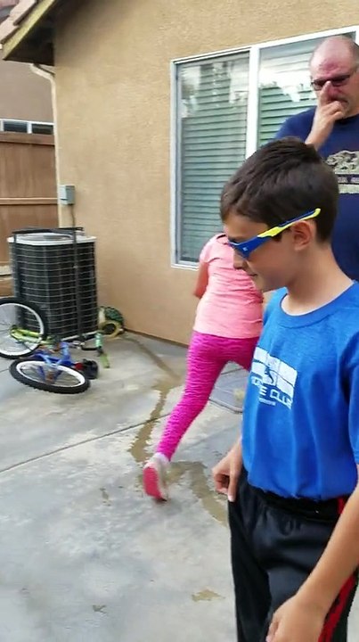 Un enfant daltonien teste des lunettes EnChroma