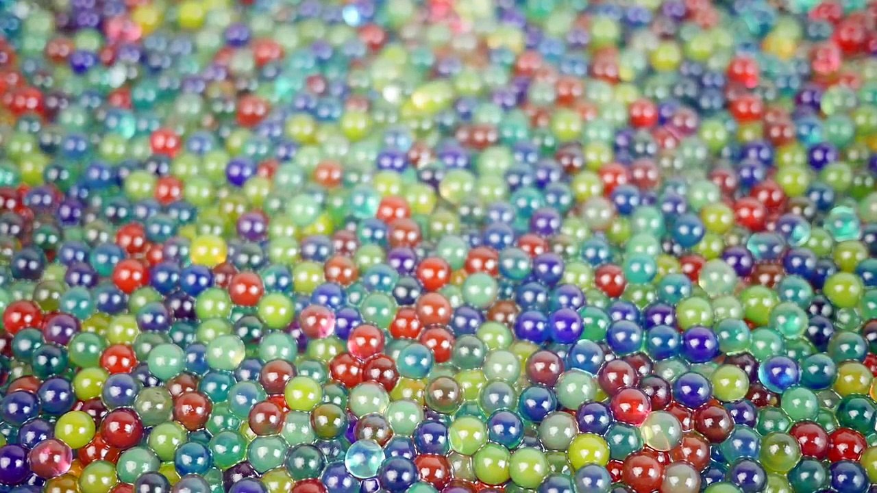 ORBEEZ CHALLENGE ! Surprises et Bonbons Cachés dans des Milliers D'Orbeez -)