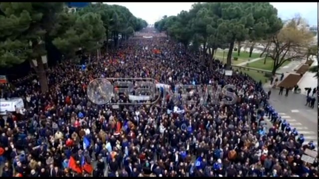 Ora News sjell pamje me dron nga protesta e PD-se para kryeministrise