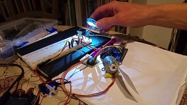 Programmation sur Arduino : piloter un moteur en fonction de la position d'une source lumineuse