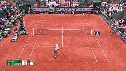 Roland-Garros 2017 : Superbe lob millimétré de Ramos qui surprend Pouille ! (2-6, 6-3, 6-5)
