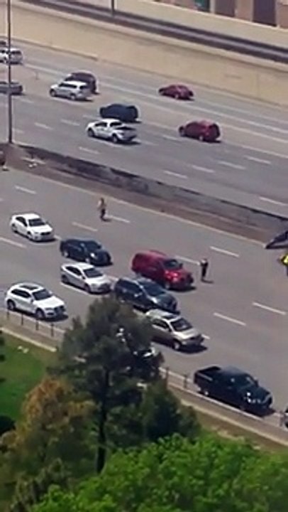 Un camion citerne prend feu