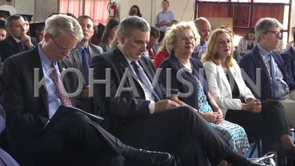 Studenti nxirret zvarrë jashtë nga ceremonia e diplomimit derisa proteston kur flet ministri Bajrami