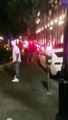 Un homme se fait tirer dessus dans les fesses par un agent de sécurité en pleine rue