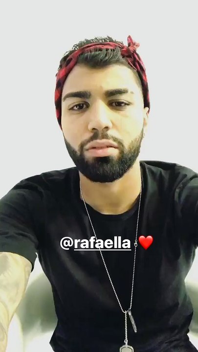 Gabigol manda beijo para a namorada Rafaella