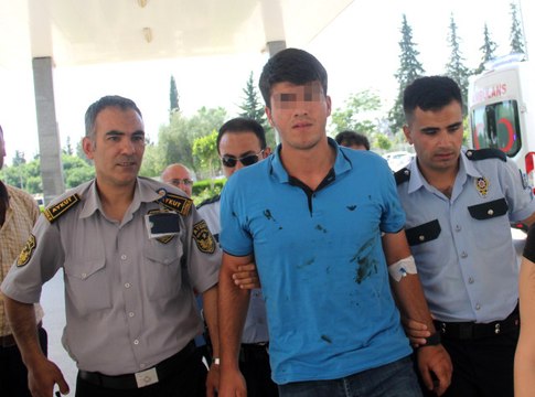 Liseli Öğrenci, Devamsızlığını Silmeyen Müdür Yardımcısını Bıçakladı!