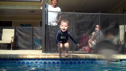 Ce bébé est un futur grand nageur !