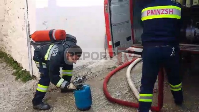Report TV - Vlorë, shpërthen bombola e gazit përfshihet nga flakët banesa