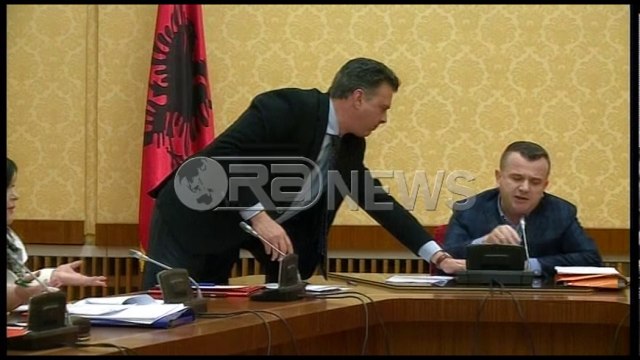 Ora News – Sherr në komisionin e CEZ, Ristani i fik mikrofonin Taulant Ballës