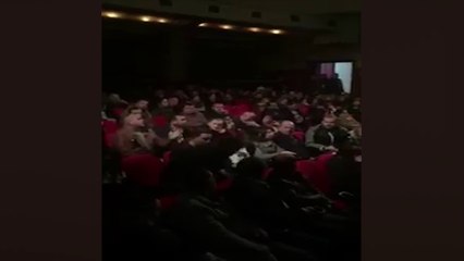 Aulon Kalaja proteston midis salles ne Durres , hap pankarten : "Protestojme kunder betonit"